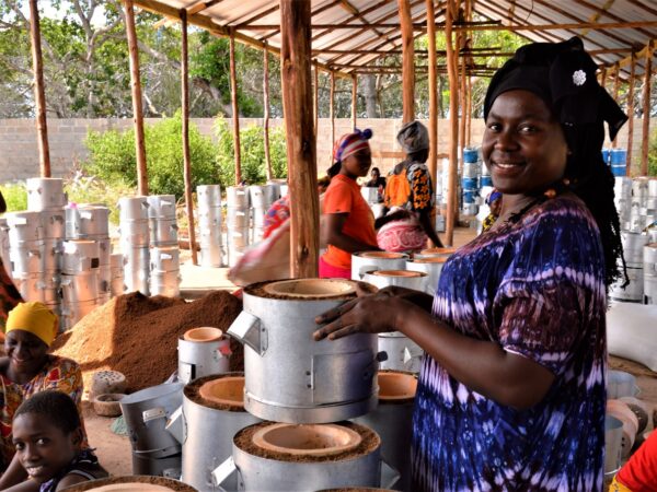 vendita di carbonella e legna per cucinare Progetto Clean Cooking to Combat Climate Change in Tanzaniacreazione di lavoro locale per produzione stufe Progetto Clean Cooking to Combat Climate Change in Tanzania