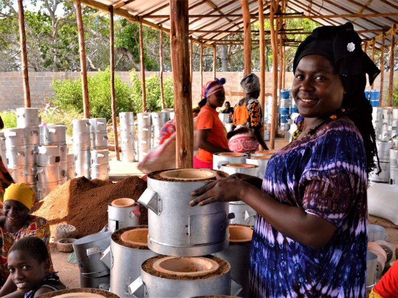 creazione di lavoro locale per produzione stufe Progetto Clean Cooking to Combat Climate Change in Tanzania