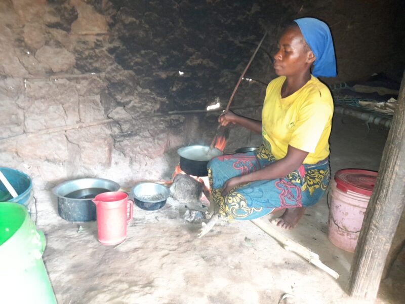 cuoca in tanzania Progetto Clean Cooking to Combat Climate Change