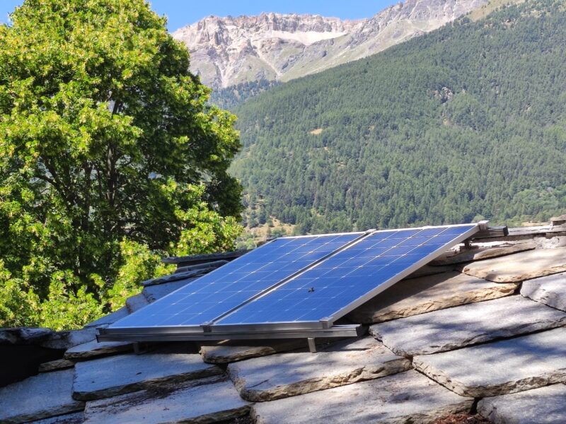 pannello fotovoltaico baita in montagna