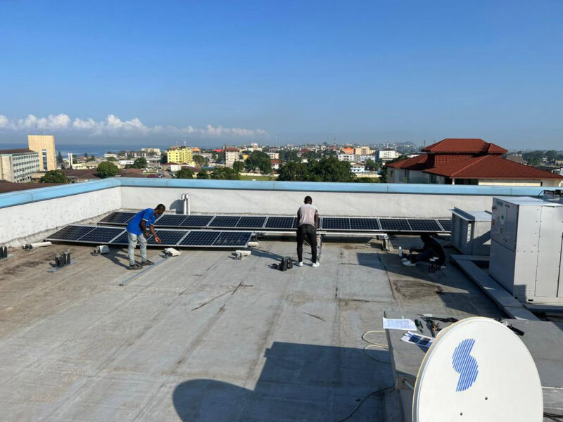 Impianto ibrido solare generatore diesel per industria Liberia