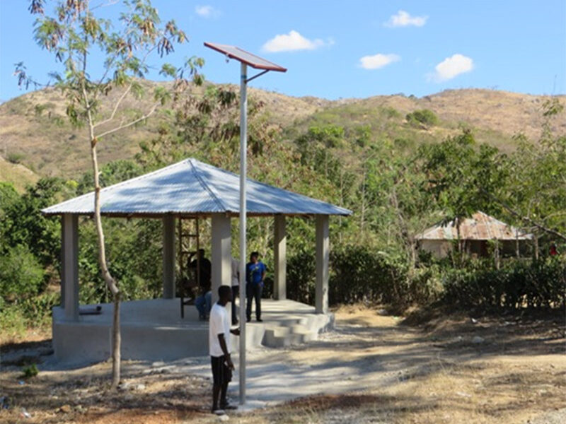 Pole-mounted photovoltaic kits in Haiti